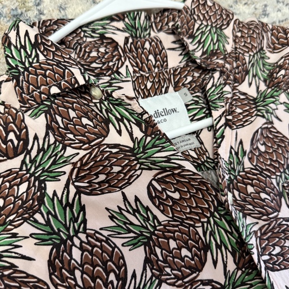 Men’s pineapple button up - Picture 2 of 4